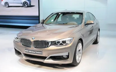 Elegancki, brązowy BMW 328i Gran Turismo (BMW F34) prezentowany na wystawie.