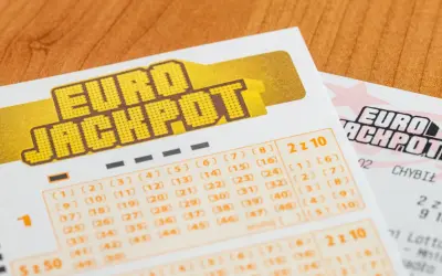Kupony Eurojackpot na drewnianym blacie. Czy zwycięzcy eurojackpot dostają specjalne karty płatnicze bez limitów?
