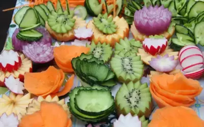 Proste dekoracje z warzyw: kwiaty z marchewki, kiwi, rzodkiewki, cebuli i ogórka.