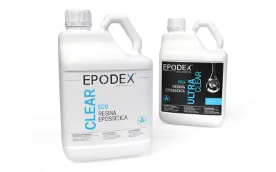 Due taniche di resina epossidica per legno: una "ECO CLEAR" e una "ULTRA CLEAR PRO". Scopri come si usa la resina epossidica per legno.