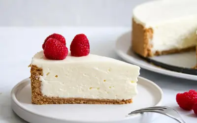 Ein cremiges Stück Cheesecake mit Himbeeren, perfekt für ein cheesecake rezept einfach.