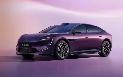 El elegante sedán Avatr 12, de color púrpura metálico, se exhibe con un diseño futurista y líneas aerodinámicas.