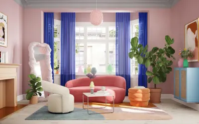 Ein rosa Sofa wird von kräftigen blauen Vorhängen und einem bunten Teppich umrahmt. Welche Farbe passt zu rosa? Hier: Blau, Orange und Grün!