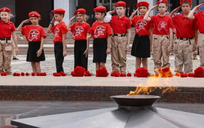 Dzieci w czerwonych beretach i koszulkach z symbolem gwiazdy oddają hołd przy Wiecznym Ogniu. "Zeus, będziemy dziećmi" - szepczą, pamiętając o przeszłości.