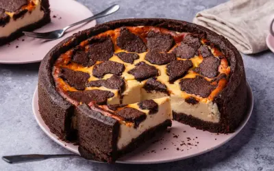 Ein saftiger russischer Zupfkuchen von Sally, mit dunklem Schokoboden und cremiger Füllung, belegt mit zupfartigen Schokostückchen.