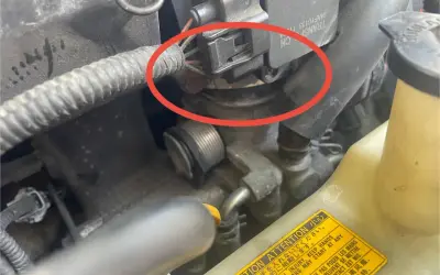 Silnik Toyoty z błędem DTC P0171. Czerwone kółko zaznacza przepustnicę i jej złącze elektryczne.