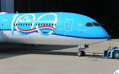 KLM feiert 100 Jahre. Ein Flugzeug der Royal Dutch Airlines, "Orange Blossom", wird geschleppt. Die Bedeutung von KLM ist hier klar: eine stolze Luftfahrtgeschichte.