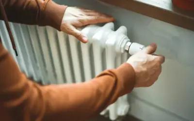 Manas ajustando el termostato para limpiar radiadores y optimizar la calefacción.