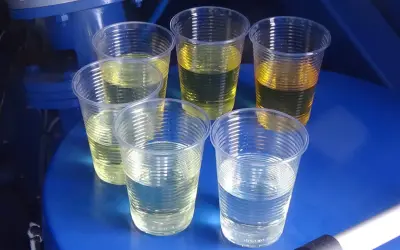 Próbki płynów w kubeczkach, niektóre żółte, inne klarowne. Może to być test porównawczy przed zastosowaniem ceramizera, by uniknąć jego wad.