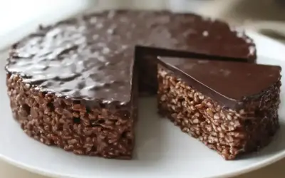 En chokladkaka med krispiga rispuffar och glansig glasyr. Perfekt för alla som älskar goda pajer och desserter.