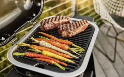 Dwa soczyste steki i kolorowe marchewki na grillu. Idealne na letnie wieczory, zgodnie z naszymi sprawdzonymi przepisami na grilla.