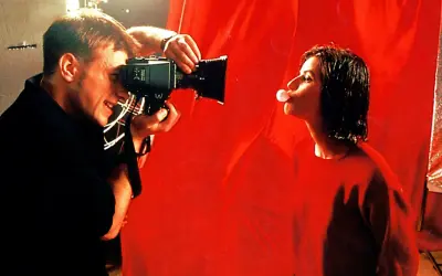 Reżyser kręci scenę do najlepszego filmu w historii. Aktorka dmucha bańkę z gumy.