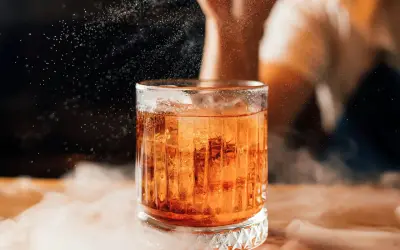 Elegancki boulevardier z lodem, otoczony mgiełką, w blasku światła.