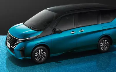 Elegancki, turkusowy Nissan Serena z czarnym dachem, prezentujący nowoczesny design i przestronne wnętrze, gotowy na rodzinne podróże.