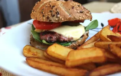 Pyszne, prawdziwe burgery przepis na domowy obiad. Soczysty kotlet, ser, warzywa i chrupiące frytki.
