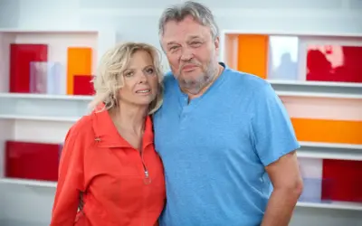 Krzysztof Cugowski z żoną, Beatą, pozują do zdjęcia na tle kolorowych półek.
