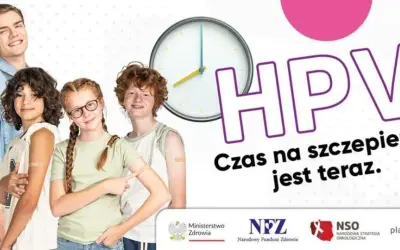 Grupa młodych ludzi z plastrami po szczepieniu, zegar i napis HPV.
