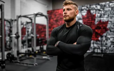 Muskulöser Mann im Fitnessstudio, bereit für die Fitnesskaufmann Ausbildung. Das Gehalt ist attraktiv.