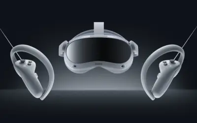 Pico 4 Test: VR-Headset mit zwei Controllern in schwebender Darstellung vor dunklem Hintergrund.