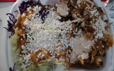 Pudełko z kebabem, sałatką, serem i sosami. Pyszne danie, ale warto sprawdzić kebab box kcal przed zjedzeniem.