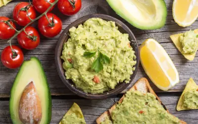 Miseczka guacamole, awokado, pomidorki i cytryna. Idealne składniki, by dowiedzieć się, co zrobić z guacamole – na toście lub nachos!