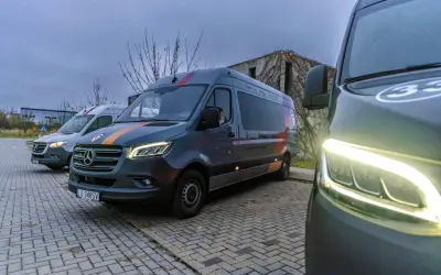 Busy Kraków, Holandia. Kilka busów firmy Grego Bus stoi na parkingu.