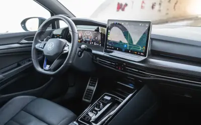 Wnętrze **Golf R 2025** z cyfrowymi zegarami i dużym ekranem nawigacji. Sportowa kierownica i eleganckie detale.