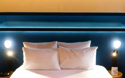 Komfortowe łóżko z białymi poduszkami w pokoju hotelowym Mercure Warszawa Centrum.