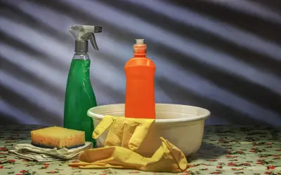 Środki czystości i rękawice gumowe do plastiku, by dowiedzieć się, jak usunąć klej po naklejce z plastiku.