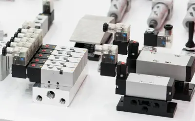 Różne rodzaje zaworów pneumatycznych, w tym zawory elektromagnetyczne i wielostykowe, gotowe do montażu.