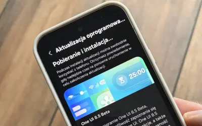Ekran telefonu z informacją o aktualizacji oprogramowania. Czy trzeba aktualizować telefon? Tu dowiesz się, jak pobrać i zainstalować najnowszą wersję.