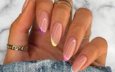 Elegancki manicure french z kolorowymi końcówkami – fiolet, żółć, róż i błękit dodają mu nowoczesnego charakteru.