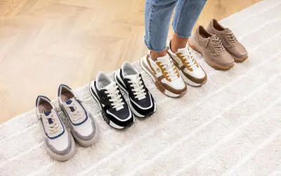 Wybierasz jakie buty do klubu? Zobacz stylowe sneakersy w różnych kolorach: białe, czarne, beżowe i szare.