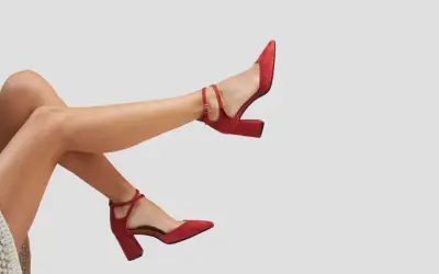 Scarpe rosse con tacco quadrato e cinturino alla caviglia. Il plateau scarpe significato è eleganza e comfort per ogni passo.