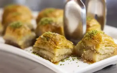 Słodka baklava, idealna na deser. Ten przepis na baklawę zachwyci każdego.