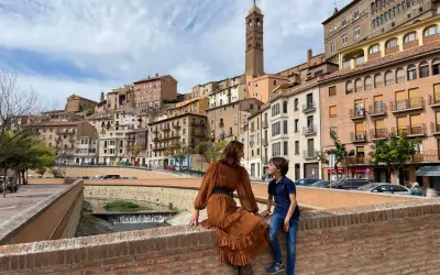 Madre e hijo disfrutan de las vistas de Tarazona, con su imponente torre mudéjar. ¡Mucho que ver en Tarazona!