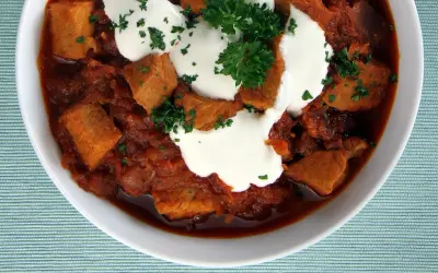 Gulasz wołowy z kleksem śmietany i natką pietruszki. Idealny przepis, jak zamarynować wołowinę do gulaszu, by była miękka i aromatyczna.