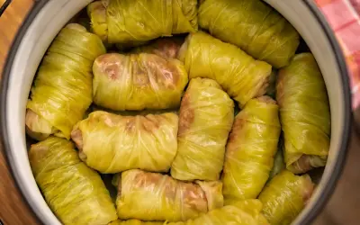Gołąbki w garnku, gotowe do podania. Zastanawiasz się, co podać do gołąbków? Sos pomidorowy lub śmietanowy to klasyka!