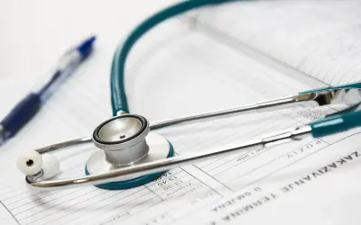 Stetoskop i długopis na dokumentach medycznych. Idealne narzędzia dla lekarza na start, gotowego do diagnozy i pomocy pacjentom.