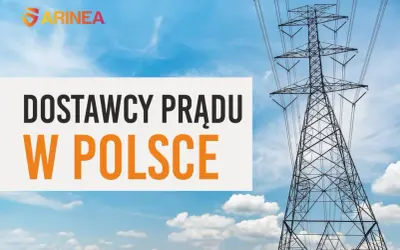 Wysokie słupy energetyczne i napis "DOSTAWCY PRĄDU W POLSCE" na tle błękitnego nieba z chmurami.