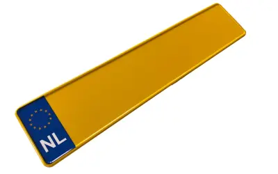 Żółta tablica rejestracyjna z niebieskim paskiem i literami "NL" oraz gwiazdkami Unii Europejskiej.