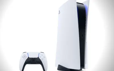 Konsola PlayStation 5 i kontroler DualSense. Pamiętasz, kiedy wyszło PS5?