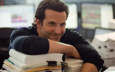 Bradley Cooper, zanim stał się sławny, pracował w biurze, otoczony stertami dokumentów.