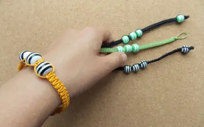 Bransoletka ze sznurka z koralikami. Jak zrobić węzeł przesuwny do bransoletki? Proste DIY.