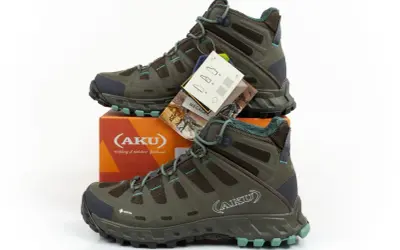 Dwa turkusowo-zielone buty trekkingowe Aku Selvatica GTX, gotowe na górskie przygody.