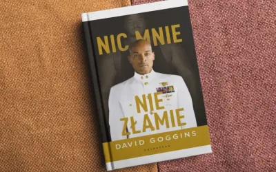 Okładka książki Davida Gogginsa "Nic mnie nie złamie". Mężczyzna w białym mundurze, z medalami, patrzy pewnie.
