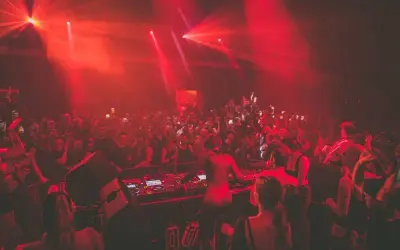 Polska scena techno: Gdzie szukać najlepszych klubów i festiwali?