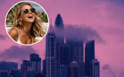 Uśmiechnięta blondynka z kokosem na tle wieżowców w Dubaju. Czy to odpowiedź na pytanie, dlaczego polskie gwiazdy masowo przeprowadzają się do Dubaju i Hiszpanii?