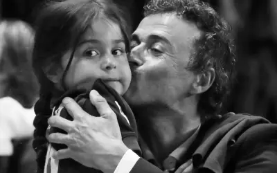Luis Enrique całuje swoją córkę Xanę w czarno-białym zdjęciu.