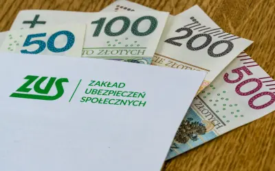 Koperta ZUS z logo i napisami "Zakład Ubezpieczeń Społecznych" na tle polskich banknotów 50, 100, 200 i 500 zł. To symbol tego, co to jest renta.